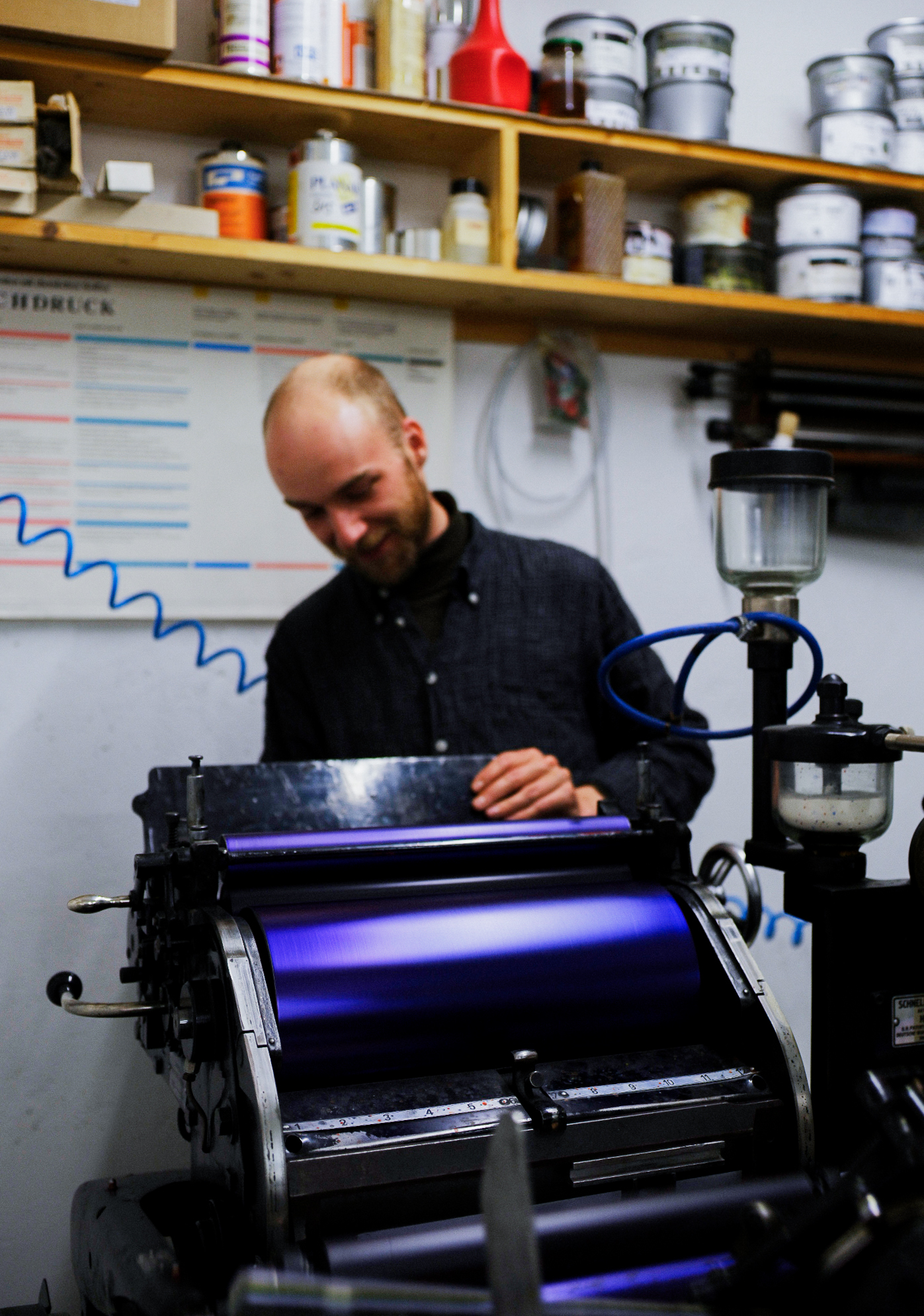 Der Drucker an seiner Maschine